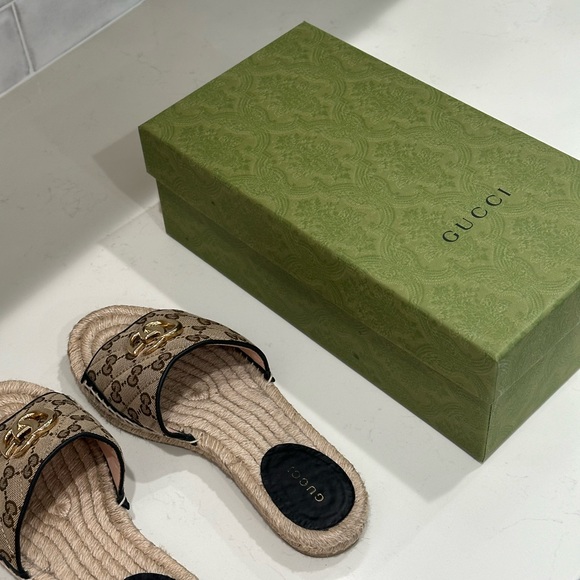 Gucci slides, worn 2 times only! Size 37 1/2. Fits like a woman’s 6 1/2 to 7. - Picture 10 of 12